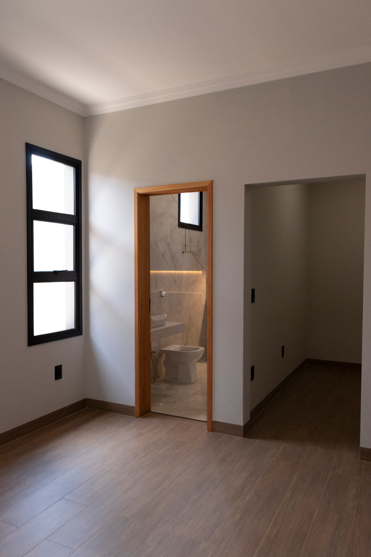 Suíte com banheiro integrado em casa entregue