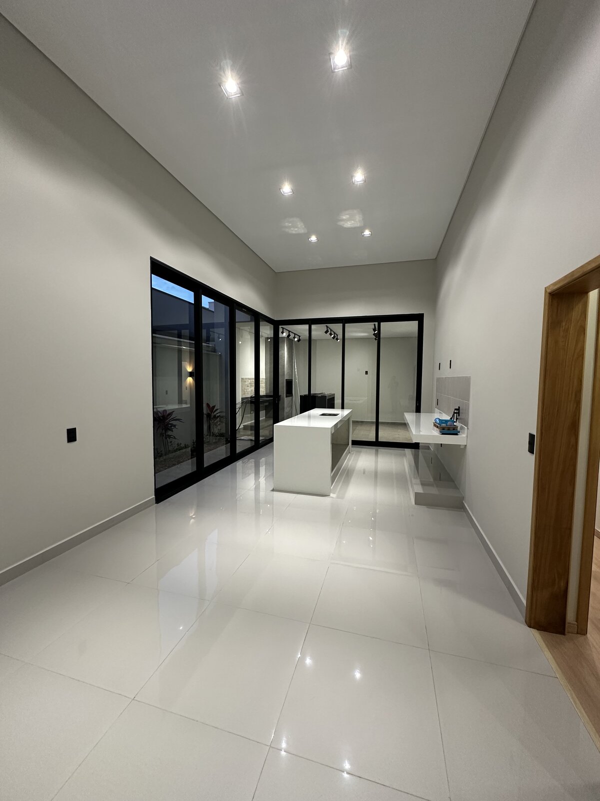 Ambiente interno amplo com porcelanato e iluminação embutida