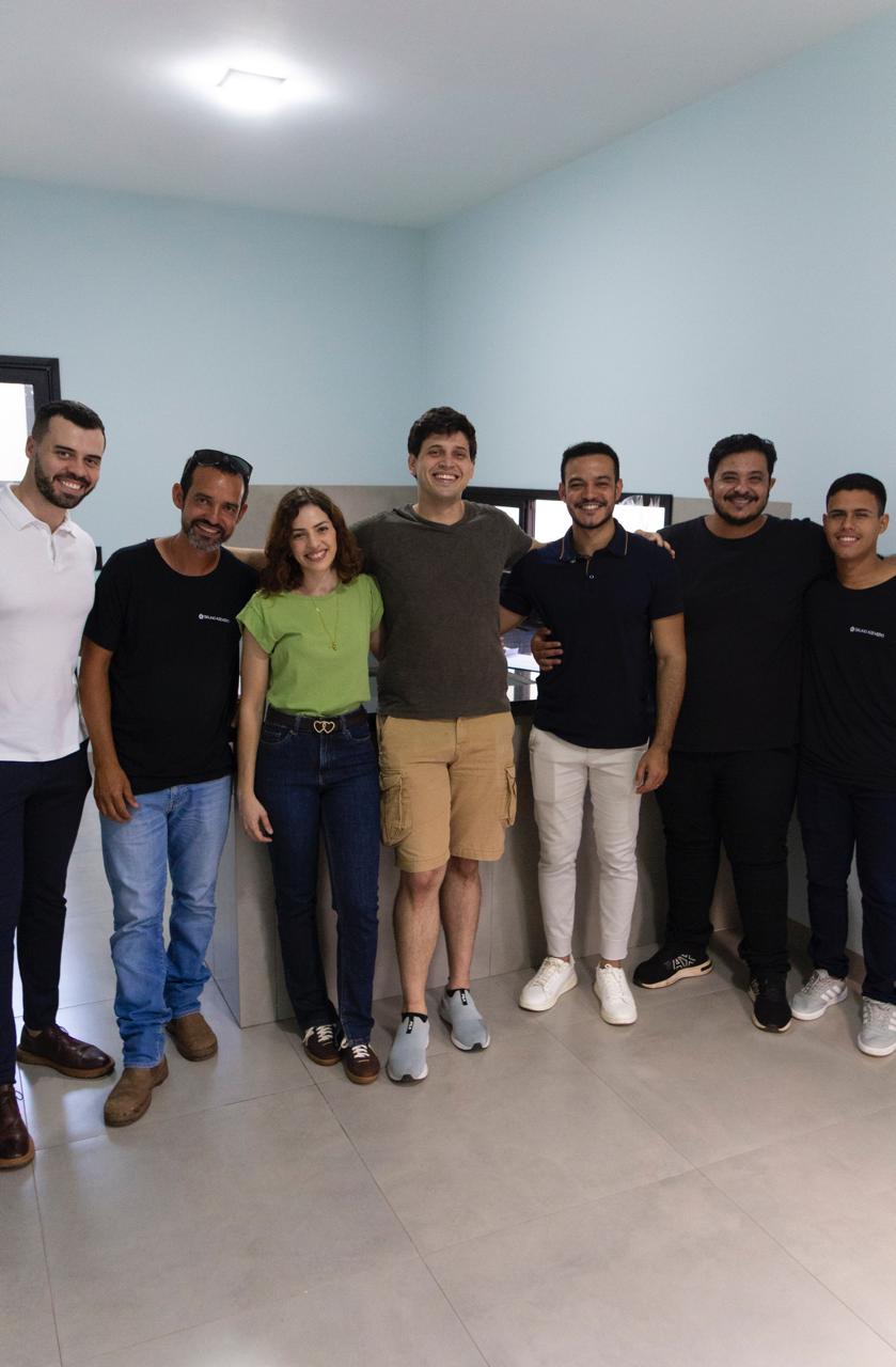 Grupo de clientes com Bruno dentro de imóvel entregue
